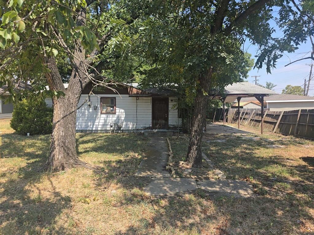 Property Photo: 307 E Weaver Avenue TX 76009