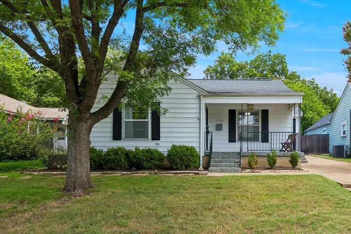 Property Photo: 4708 Calmont Avenue TX 76107