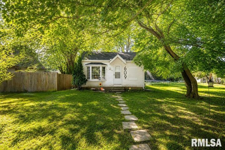 Property Photo:  609 S Stewart Street  IL 61610 