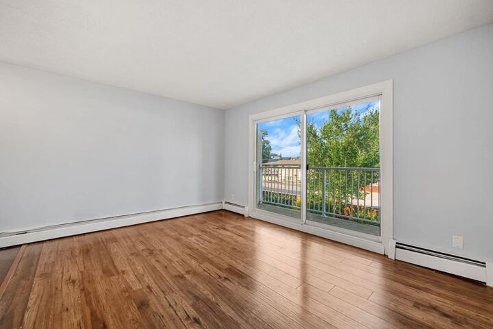 Property Photo: 4328 75 Street NW 5 AB T3B 2M8