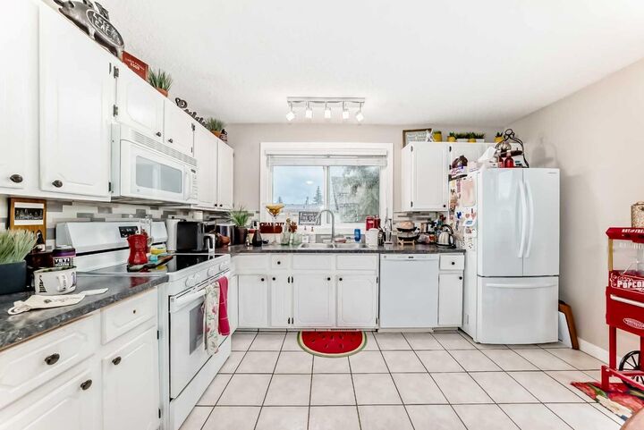 Property Photo:  20 Deermont Way SE  AB T2J 5P3 