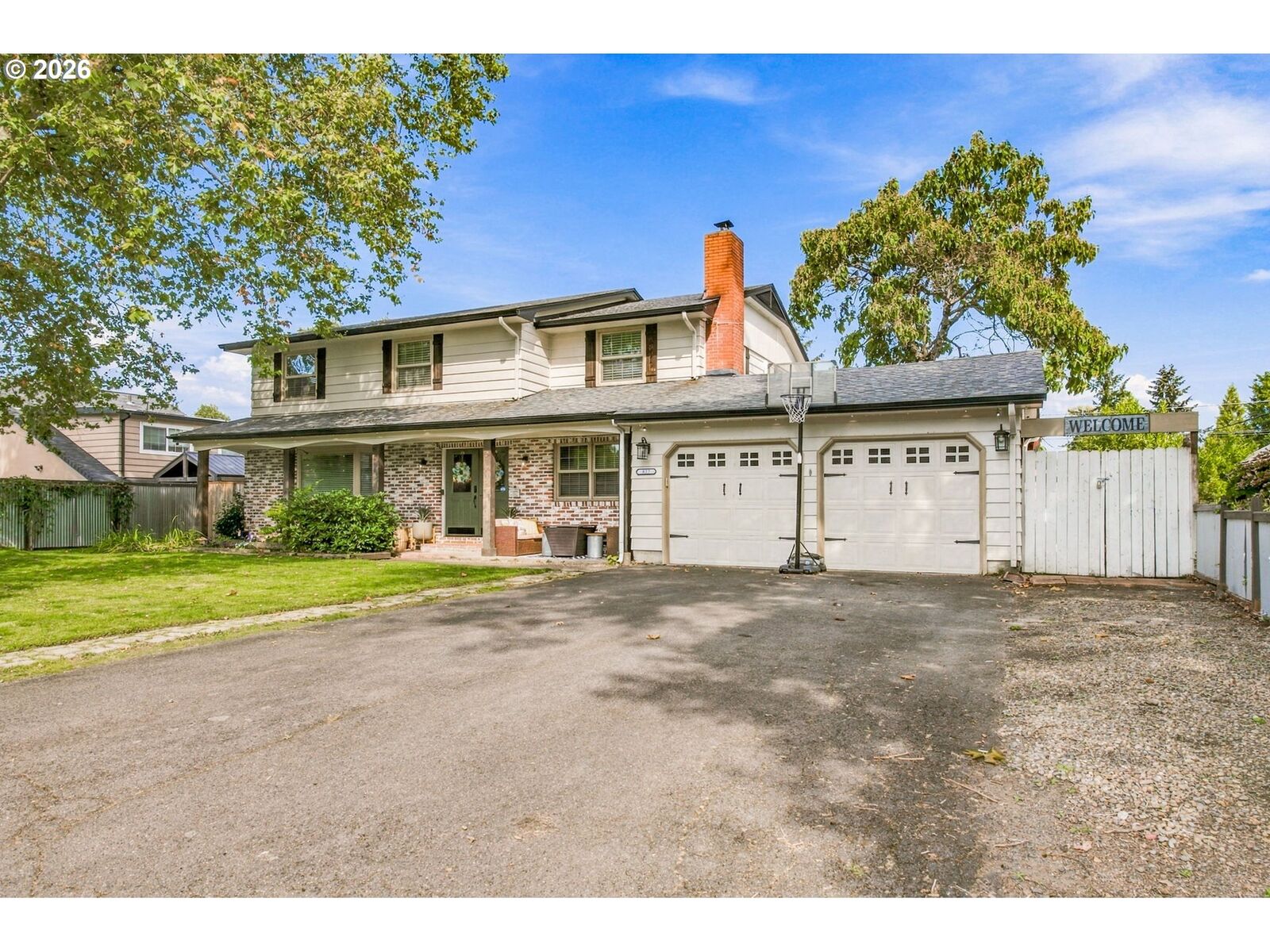 Property Photo:  827 Nantucket Ave  OR 97404 