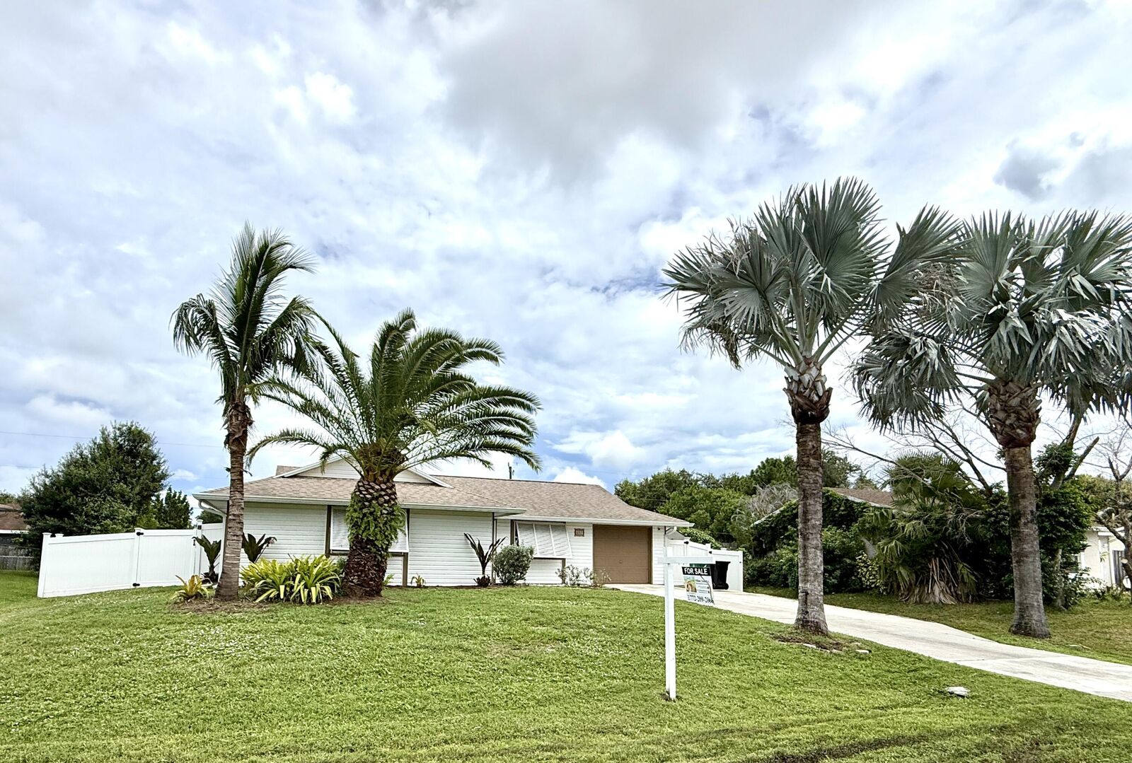 Property Photo: 637 SW Granadeer Street FL 34983
