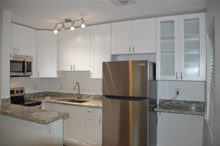 Property Photo:  823 NE 14th Court  FL 33304 