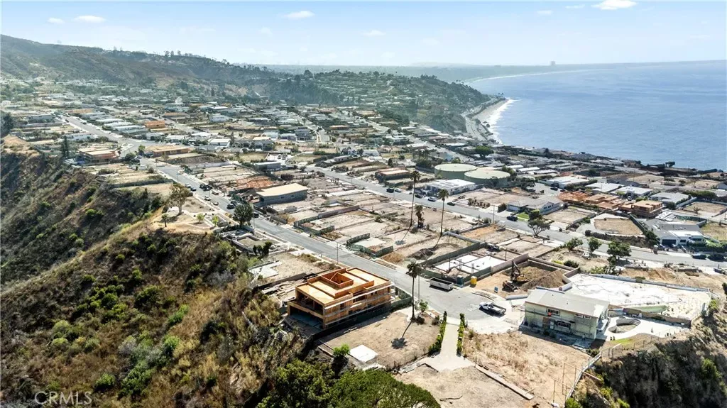 Property Photo: 18434 Clifftop CA 90265