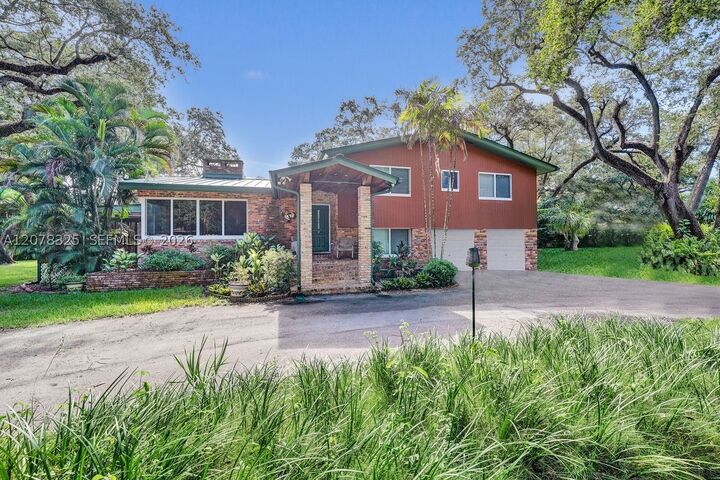 Property Photo: 5500 Woodland Ln FL 33312