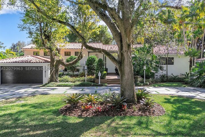 Property Photo:  652 NE 105th St  FL 33138 