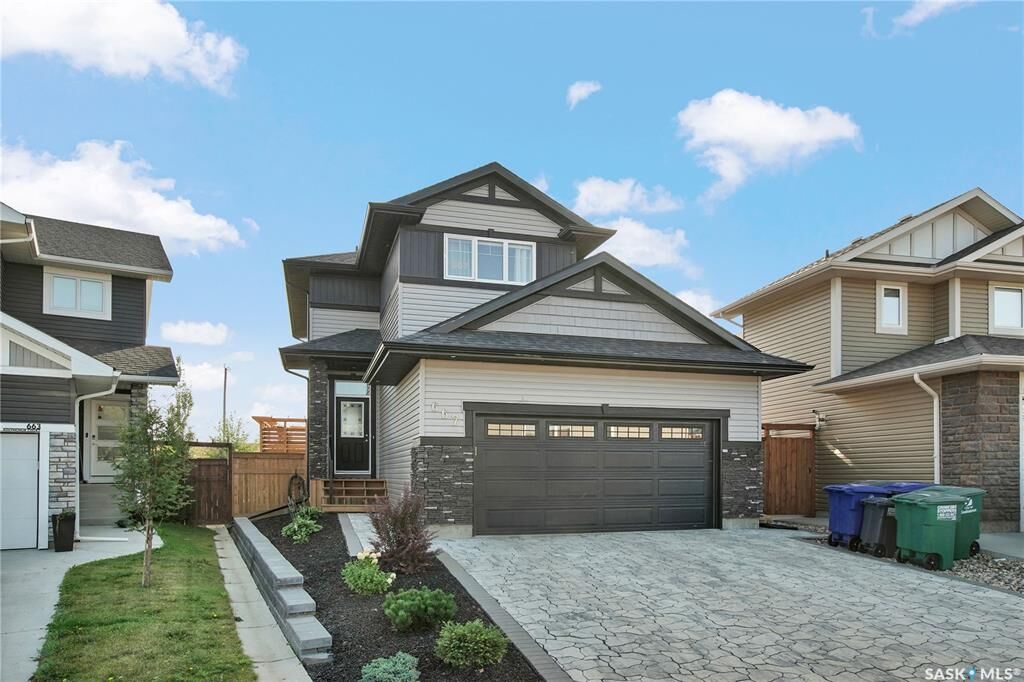 Property Photo:  667 Kolynchuk Court  SK S7T 0W2 