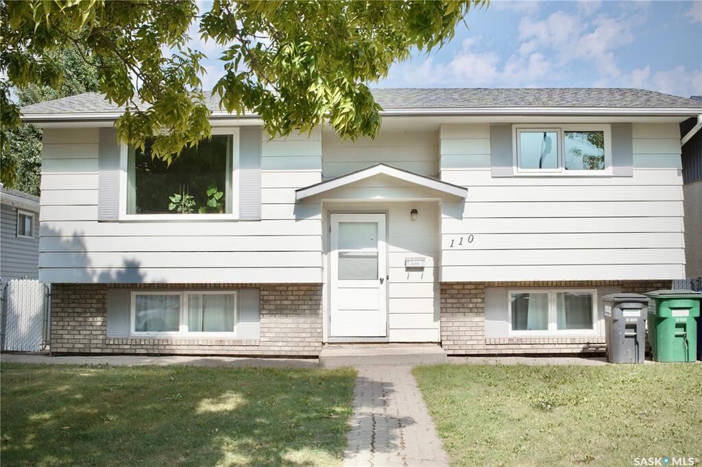 Property Photo:  110 Arnason Crescent  SK S7H 4M8 