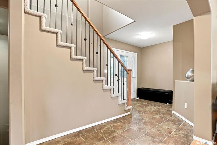 Property Photo:  110 Stepney Crescent  SK S7T 0A5 