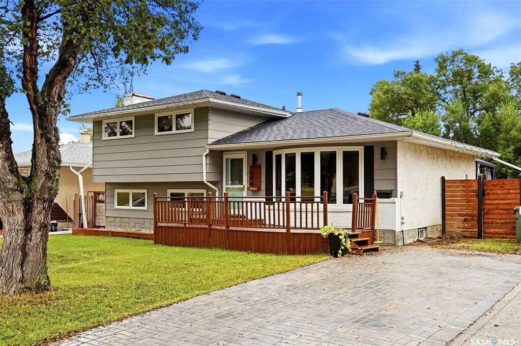 Property Photo:  726 McIntosh Street N  SK S4R 5Z4 