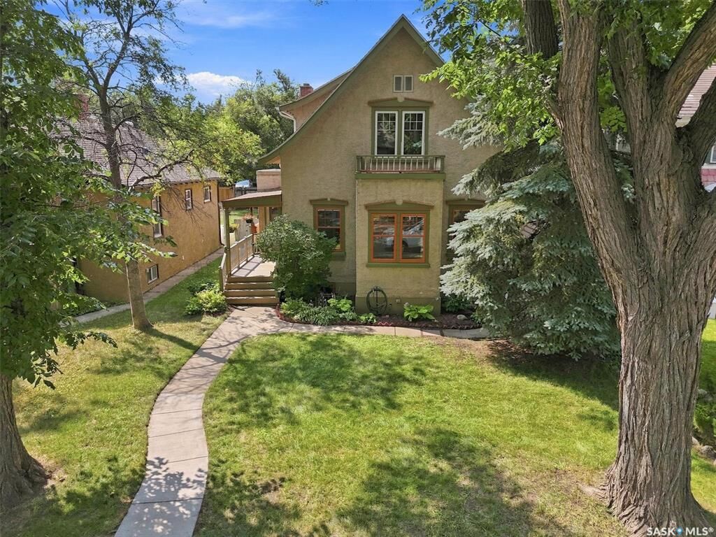 Property Photo:  617 7th Avenue N  SK S7K 2V2 