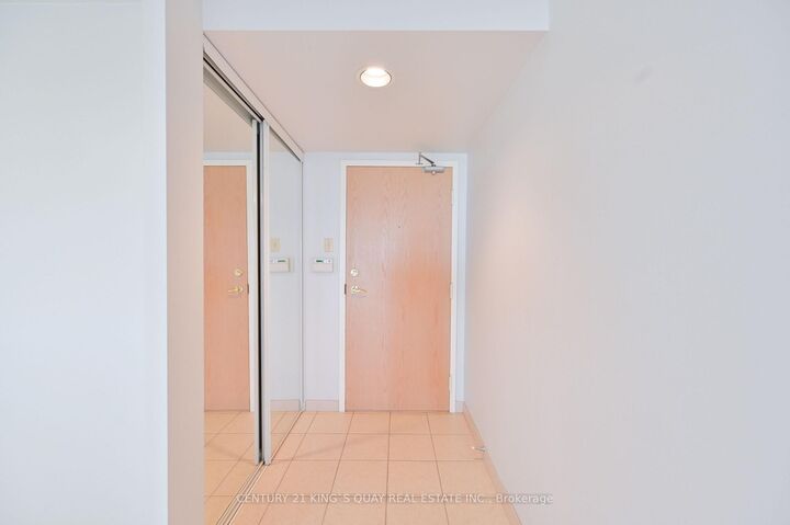 Property Photo:  5 Kenneth Avenue 1702  ON M2N 6M7 