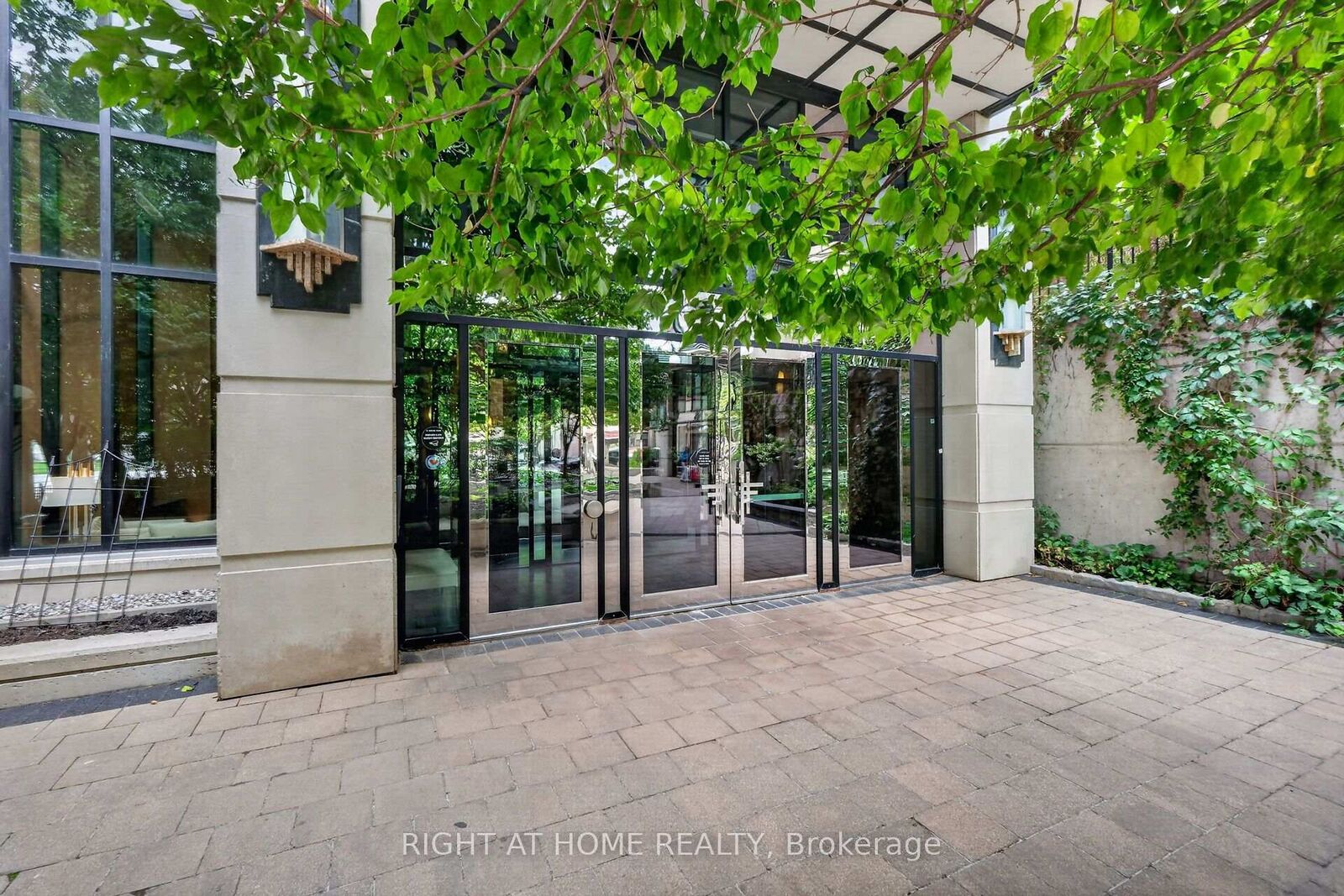 Property Photo:  235 Kent Street 1116  ON K2P 1Z9 