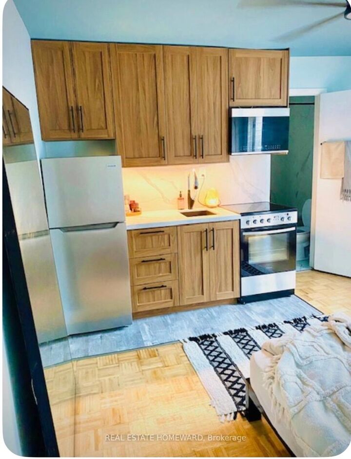 Property Photo:  426 Markham Street B2  ON M6G 2L2 