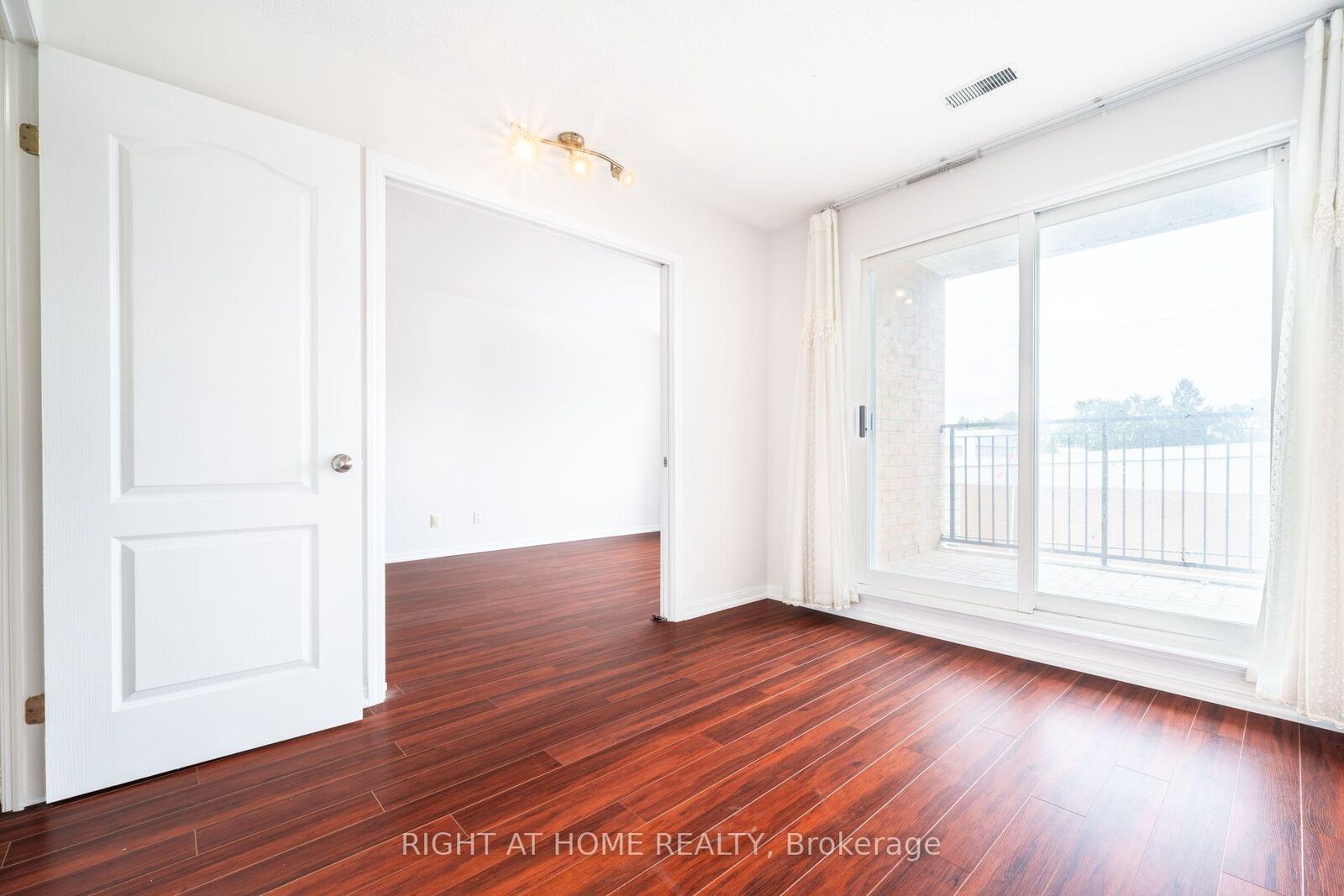 Property Photo: 220 Grandview Way ON M2N 6V3