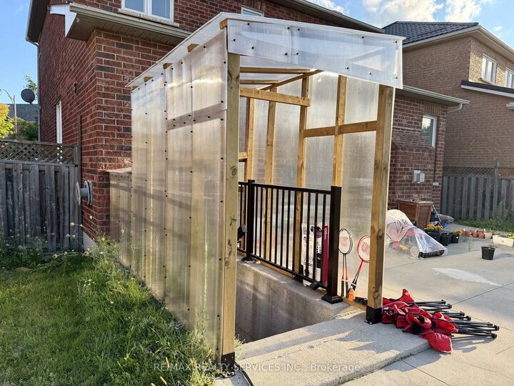 Photo de la propriété:  35 Seahorse Avenue Bsmt  ON L6V 4N7 