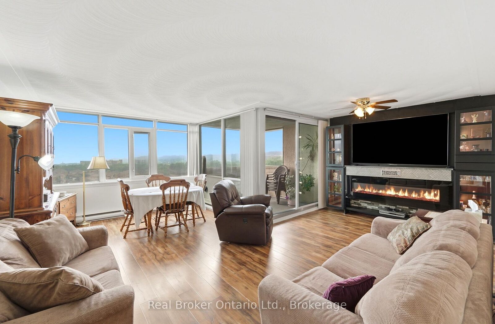 Property Photo:  40 Harrisford Street 908  ON L8K 6N1 