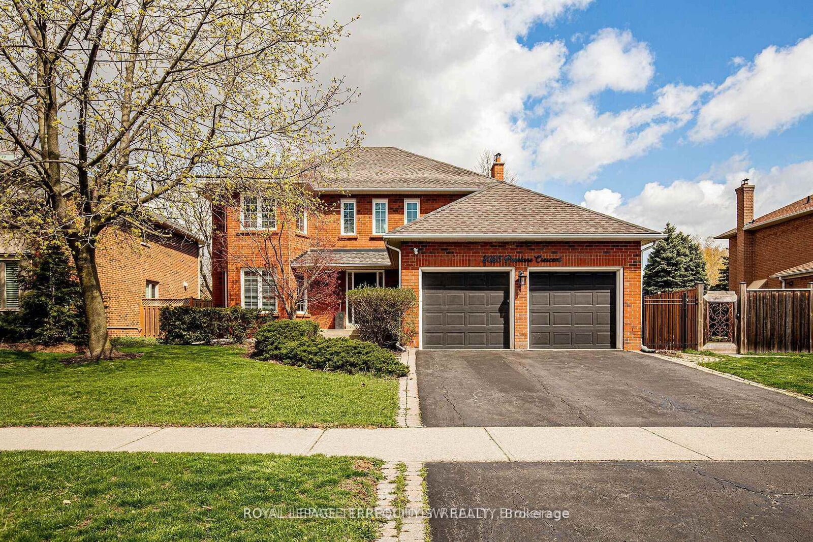 Property Photo:  2025 Parklane Crescent  ON L7M 3V6 