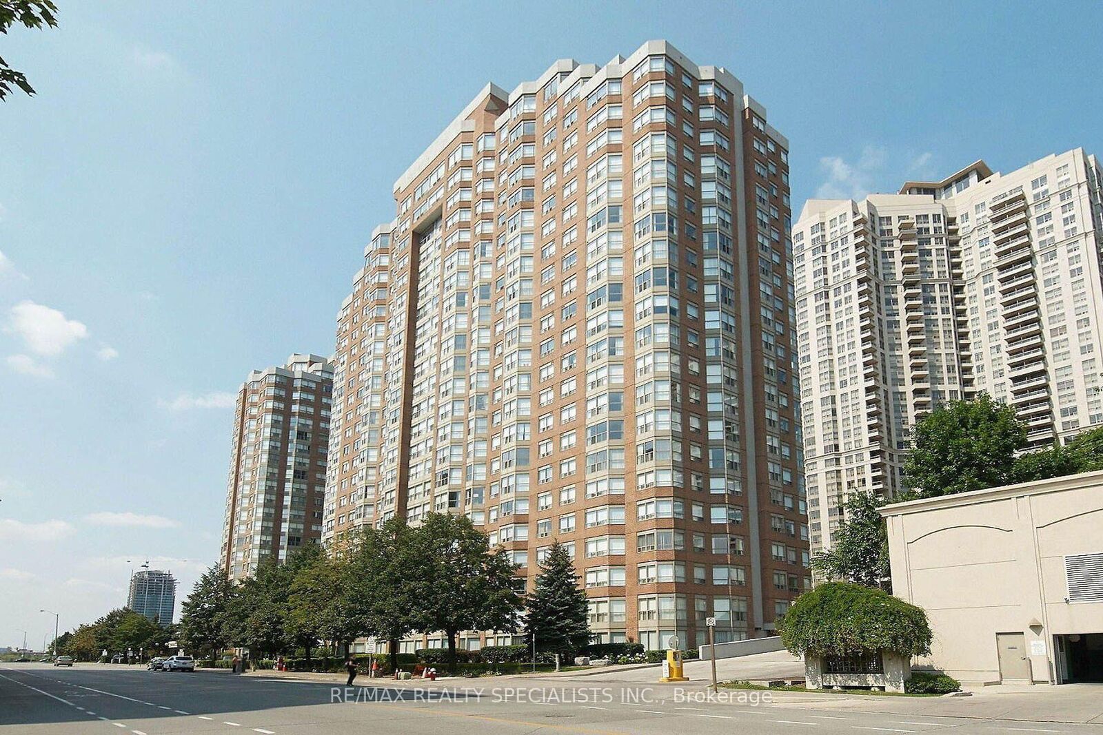 Property Photo:  335 Webb Drive 1401  ON L5B 4A1 