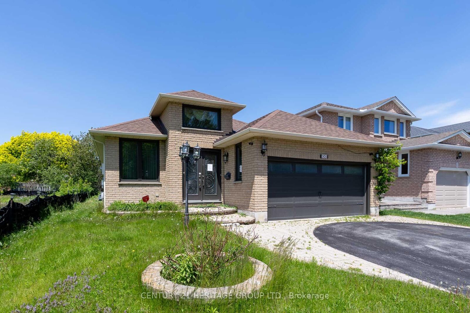 Property Photo:  305 Sandringham Drive  ON L1E 3A7 