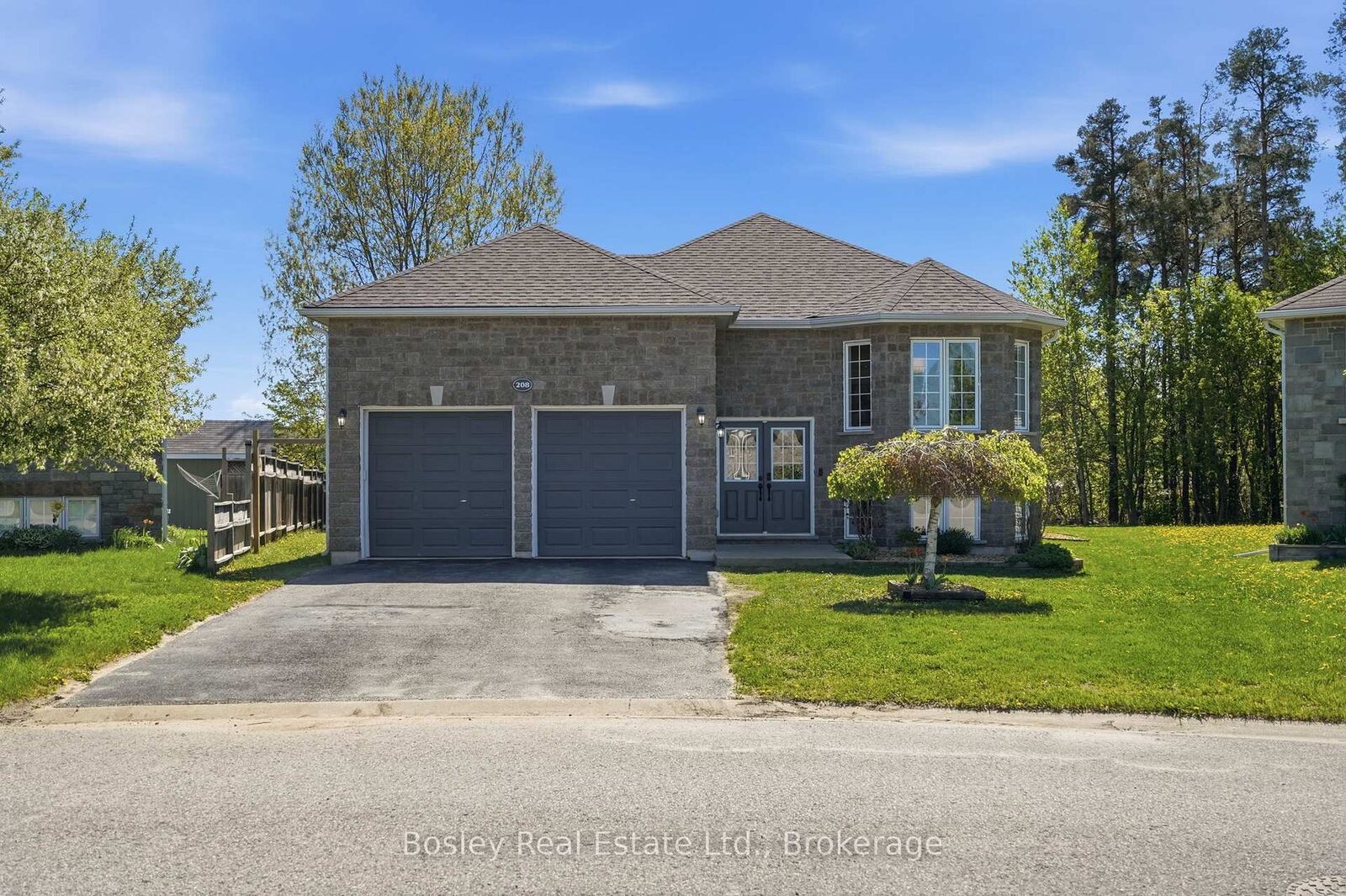 Property Photo:  208 Lamont Court  ON L0M 1S0 