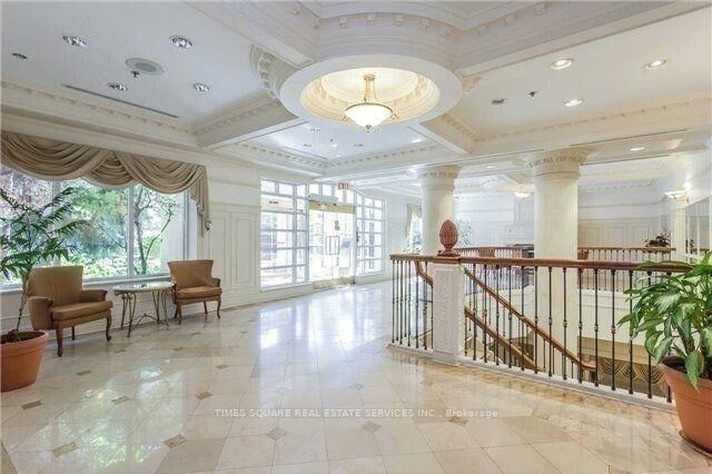 Property Photo:  18 Sommerset Way 1210  ON M2N 6X5 