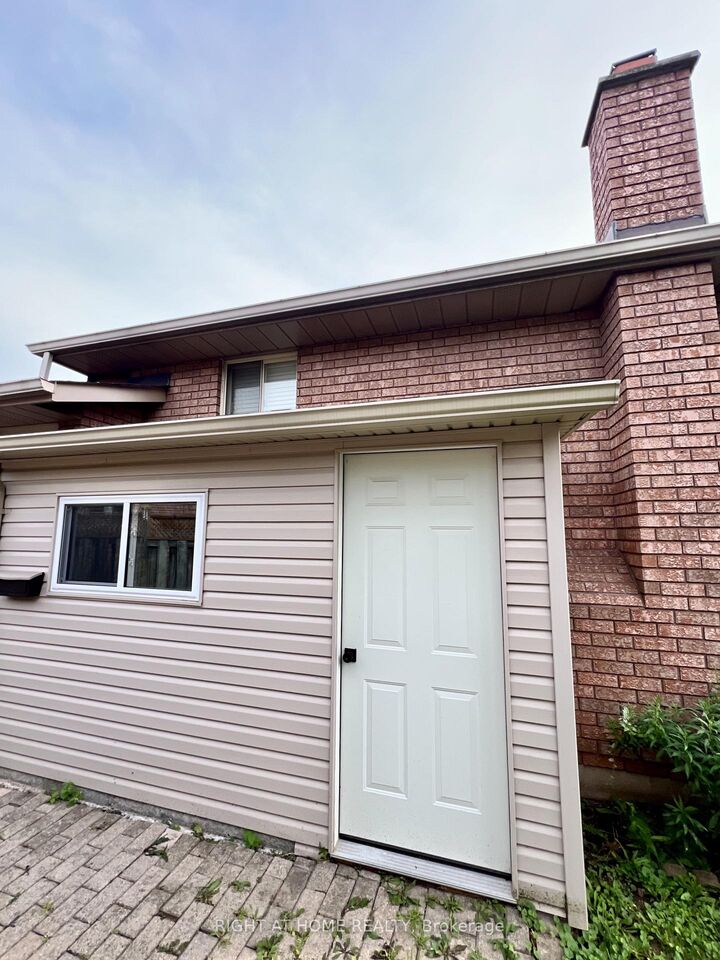 Property Photo:  84 Juniper Drive  ON L8E 4G6 