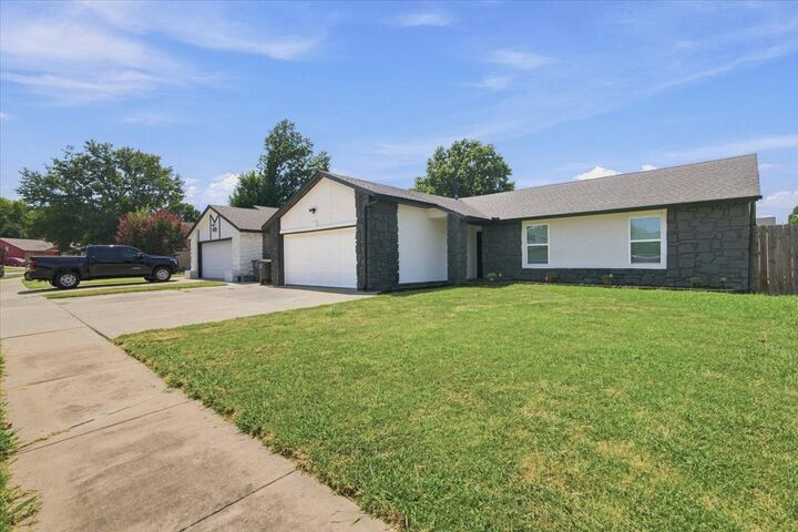 Property Photo:  2912 S 123rd East Avenue  OK 74129 
