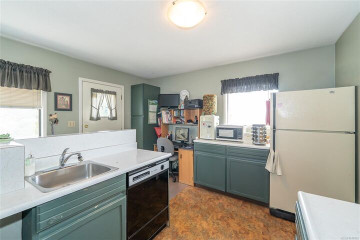 Property Photo:  477 Swinford St  BC V9A 6G2 