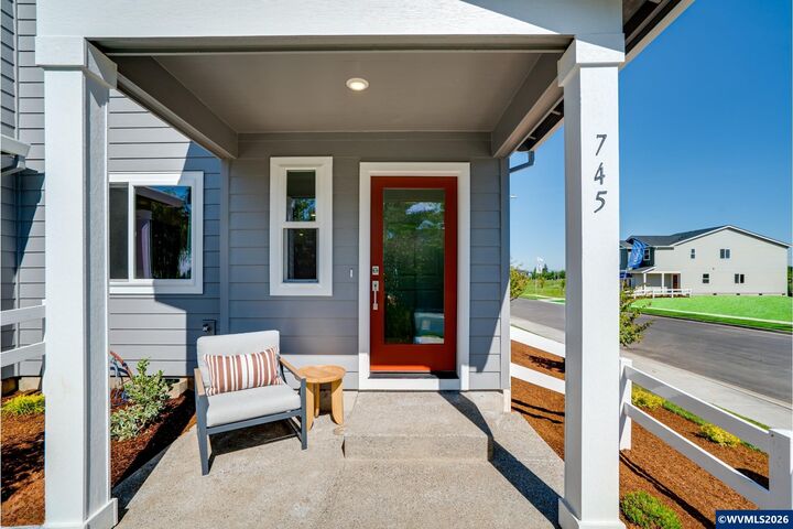 Property Photo: 885 Kirksey St OR 97071