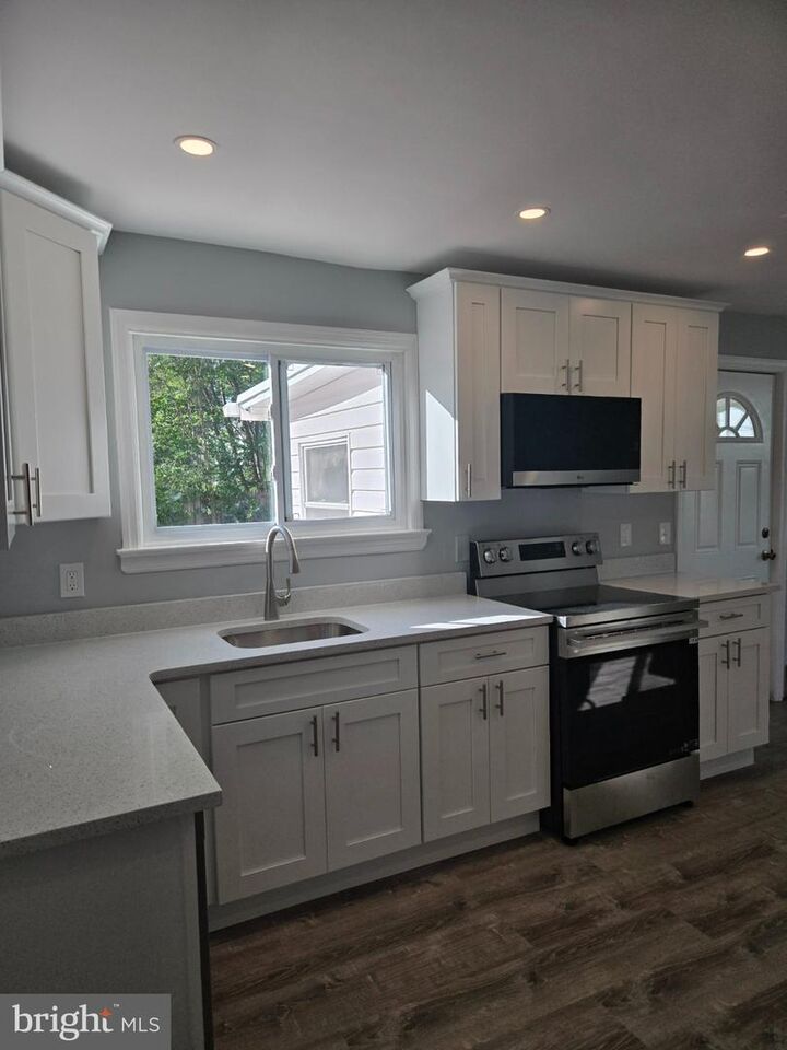 Property Photo:  14 Hillman Avenue  NJ 08638 