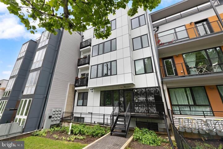 Property Photo:  2209 M Street NE 1  DC 20002 