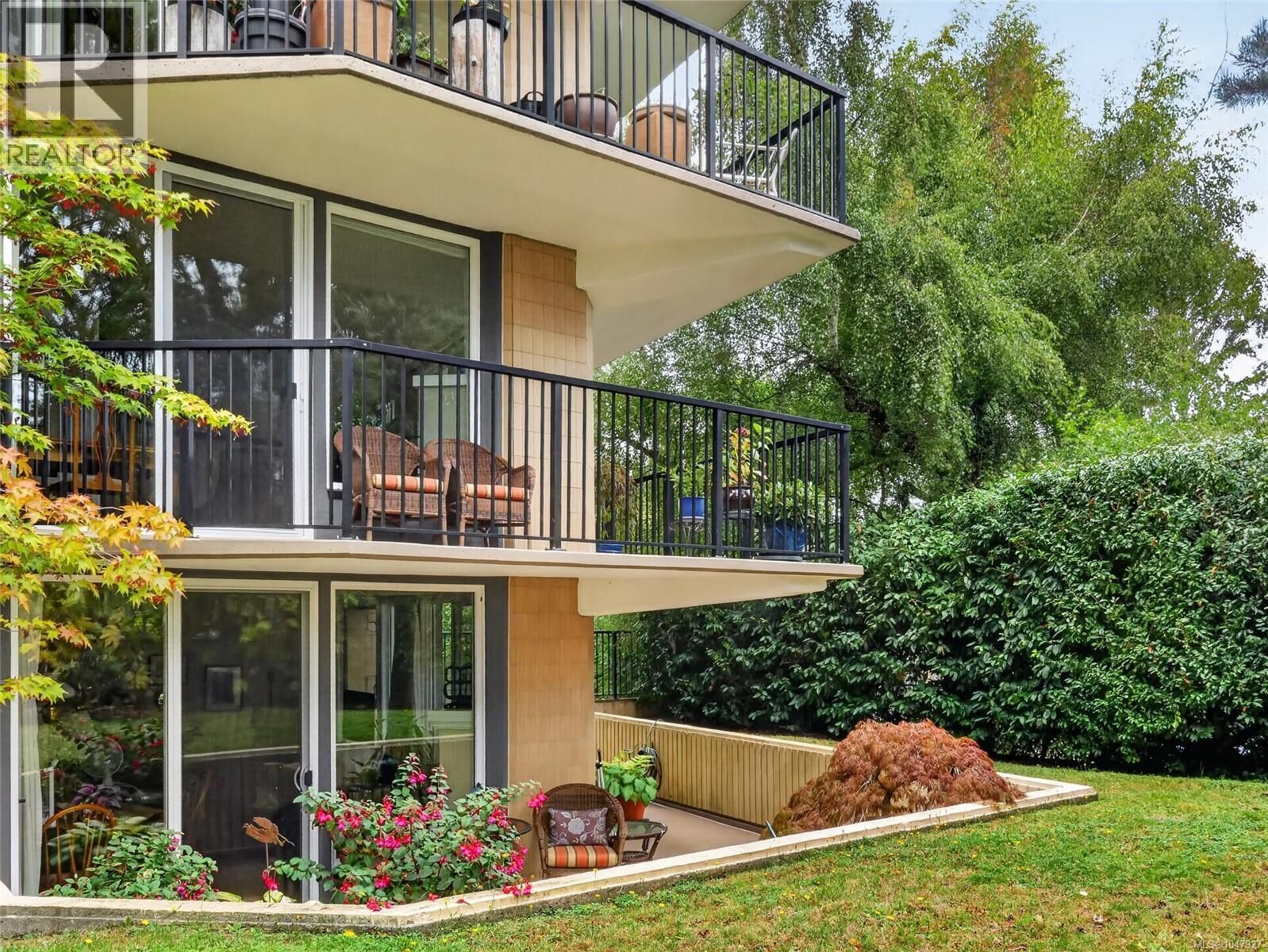 Property Photo: 2210 Cadboro Bay Road 201 BC V8R 5G9