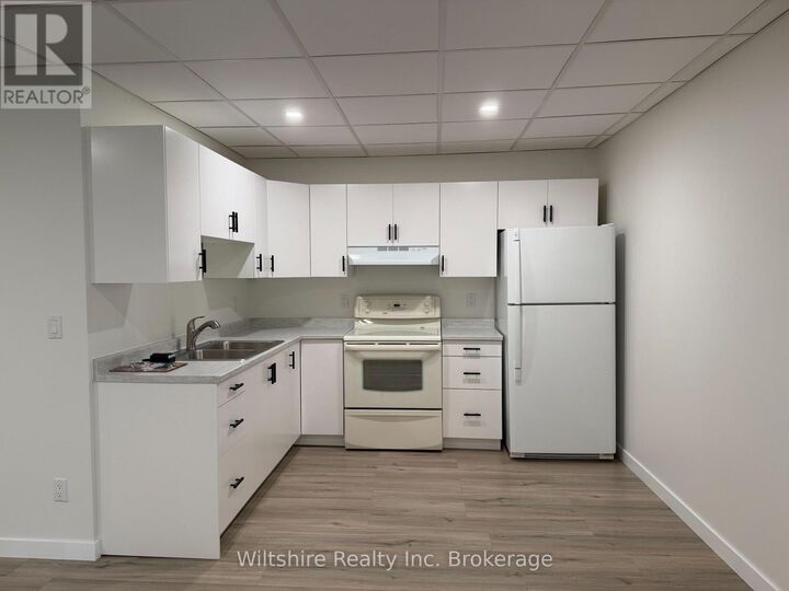 Property Photo:  29 Old Vienna Street 9  ON N4G 3C5 