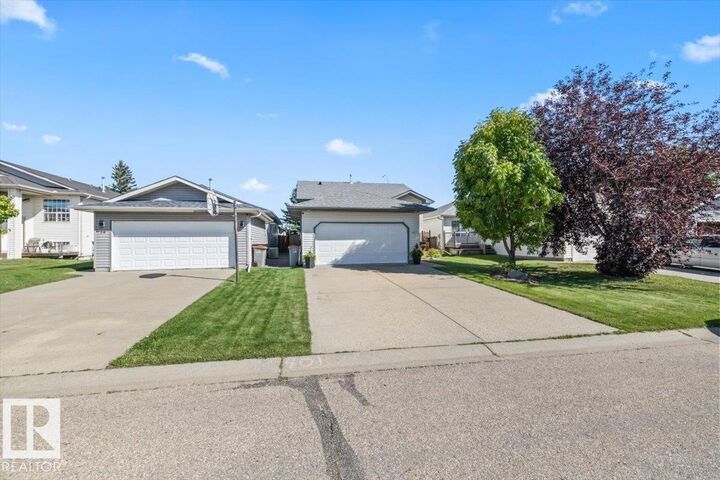 Property Photo:  40 Hampton Pl  AB T7Z 2K7 
