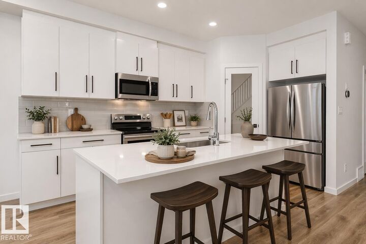Property Photo:  2843 64 Street SW  AB T6X 3M8 