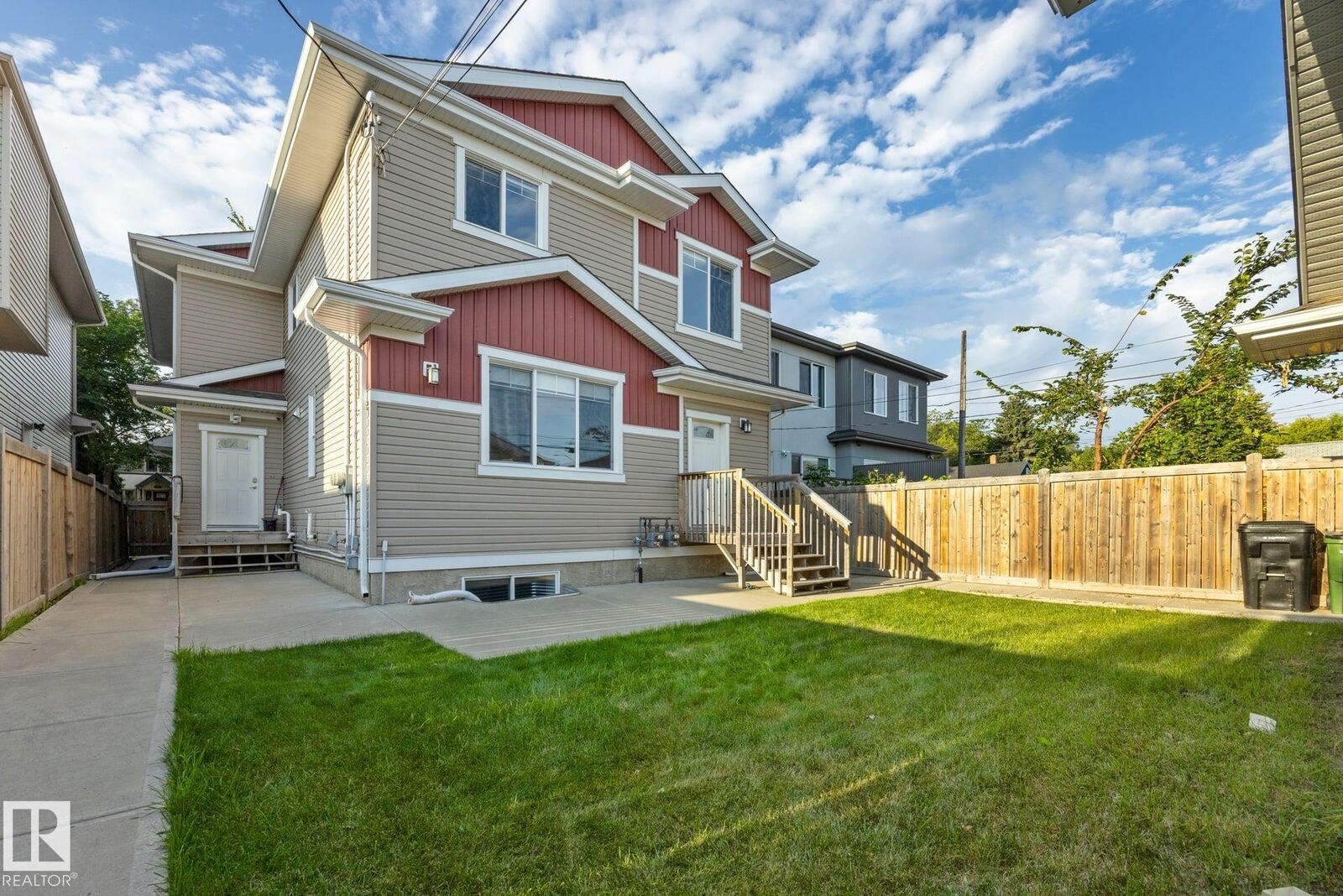 Photo de la propriété:  8952 81 Avenue NW  AB T6C 0W8 