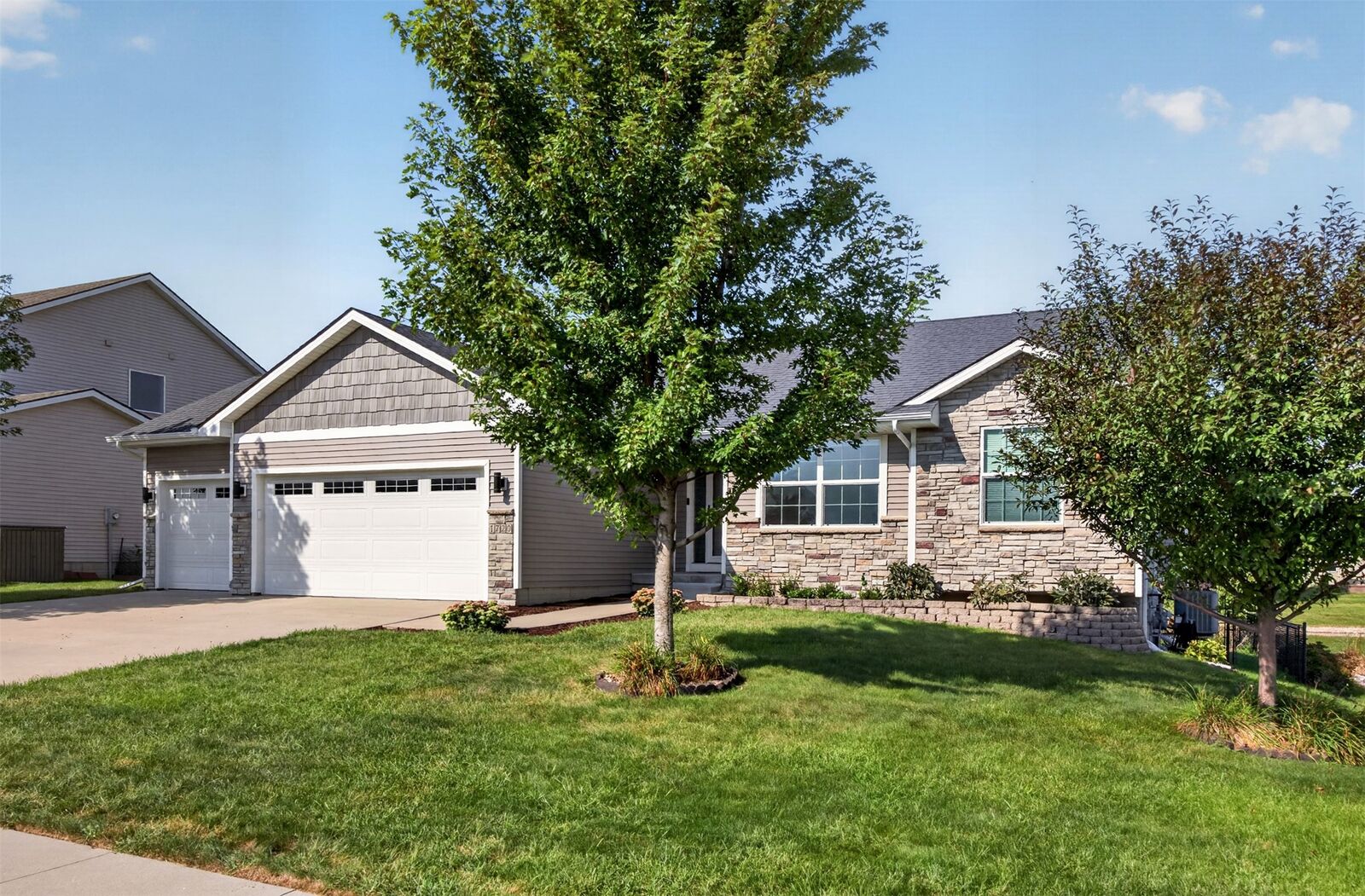 Property Photo:  1720 SE Waters Edge Drive  IA 50263 