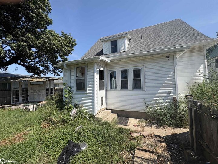 Property Photo:  828 Drake Avenue  IA 52544 