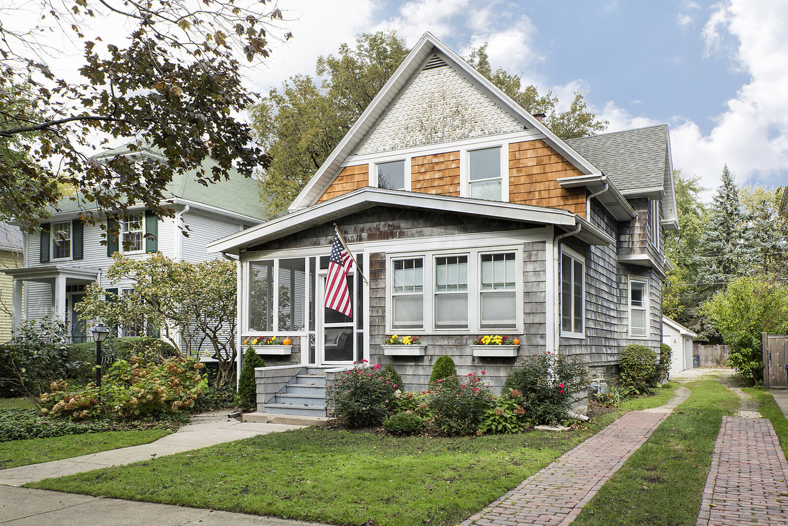 Property Photo: 1121 Grant Street 2 IL 60201