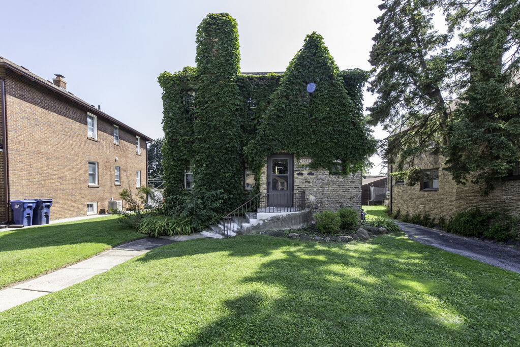 Property Photo: 1033 W Atlantic Avenue IL 60085