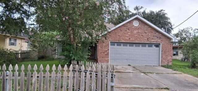 Property Photo:  433 E Maple Loop  LA 70068 
