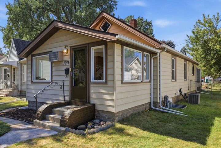 Property Photo:  1015 Kruse Street  MN 55118 