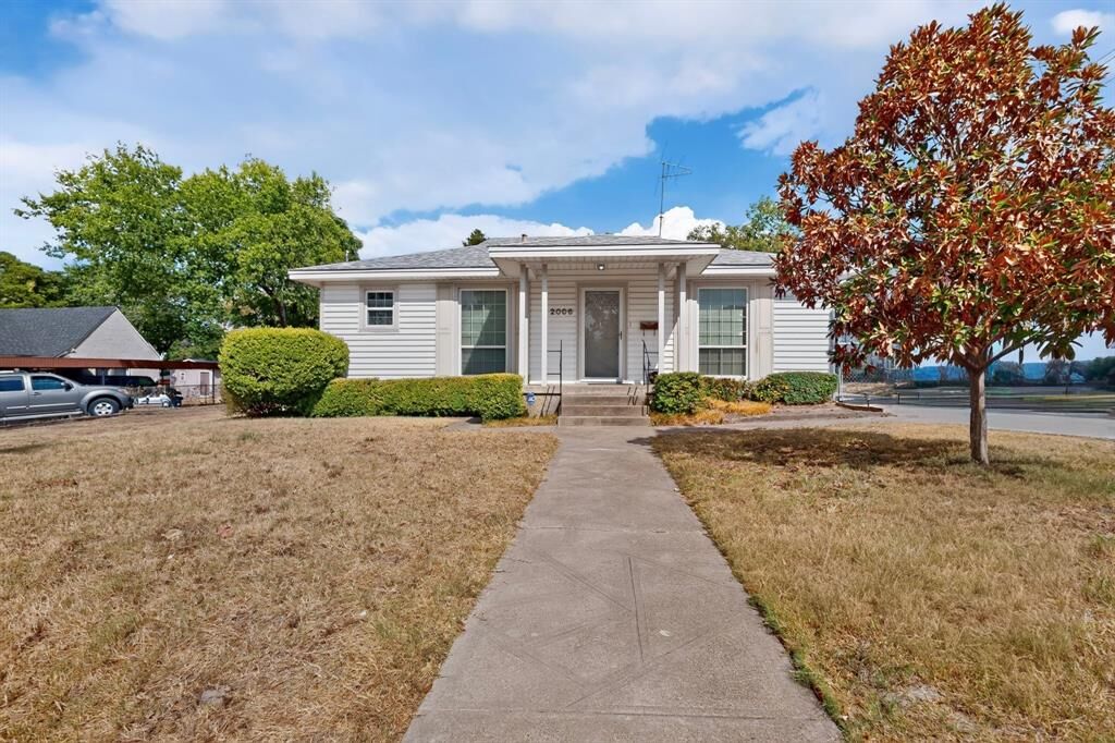 Property Photo:  2006 S Ewing Avenue  TX 75216 
