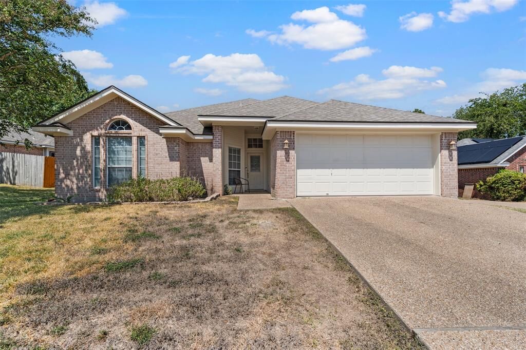 Property Photo: 616 Pebble Creek Drive TX 76643