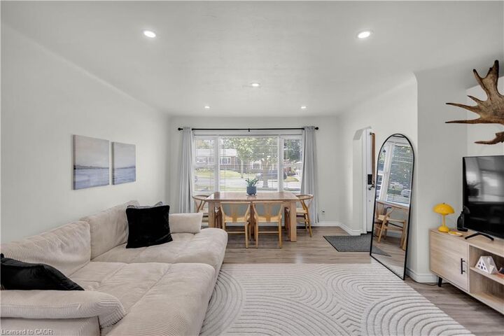 Property Photo:  450 Highland Road E  ON N2M 3W7 