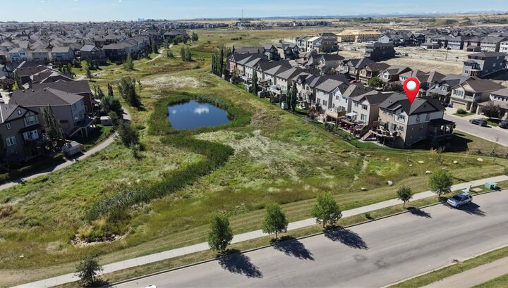 Property Photo:  10 Windcreek Terrace SW  AB T4B 0Y4 