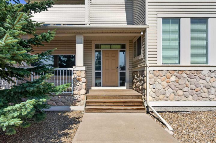 Property Photo:  4 Sunset Square  AB T4C 0H4 