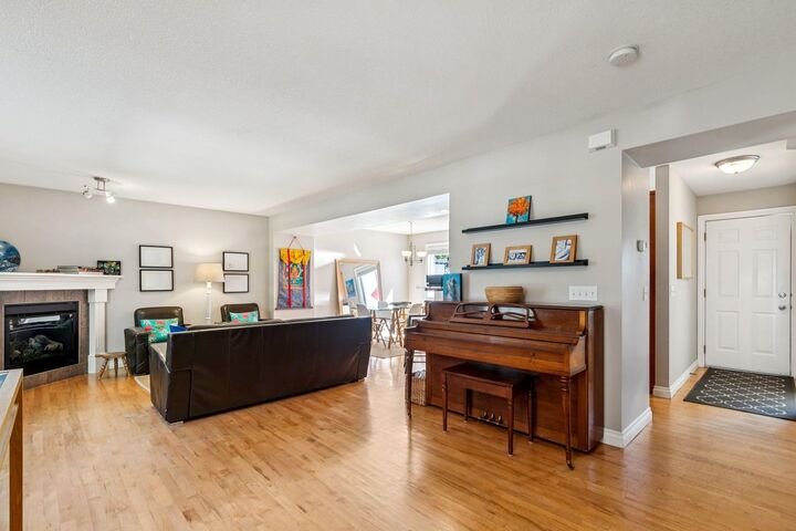Property Photo:  159 Somme Manor SW  AB T2T 6J3 
